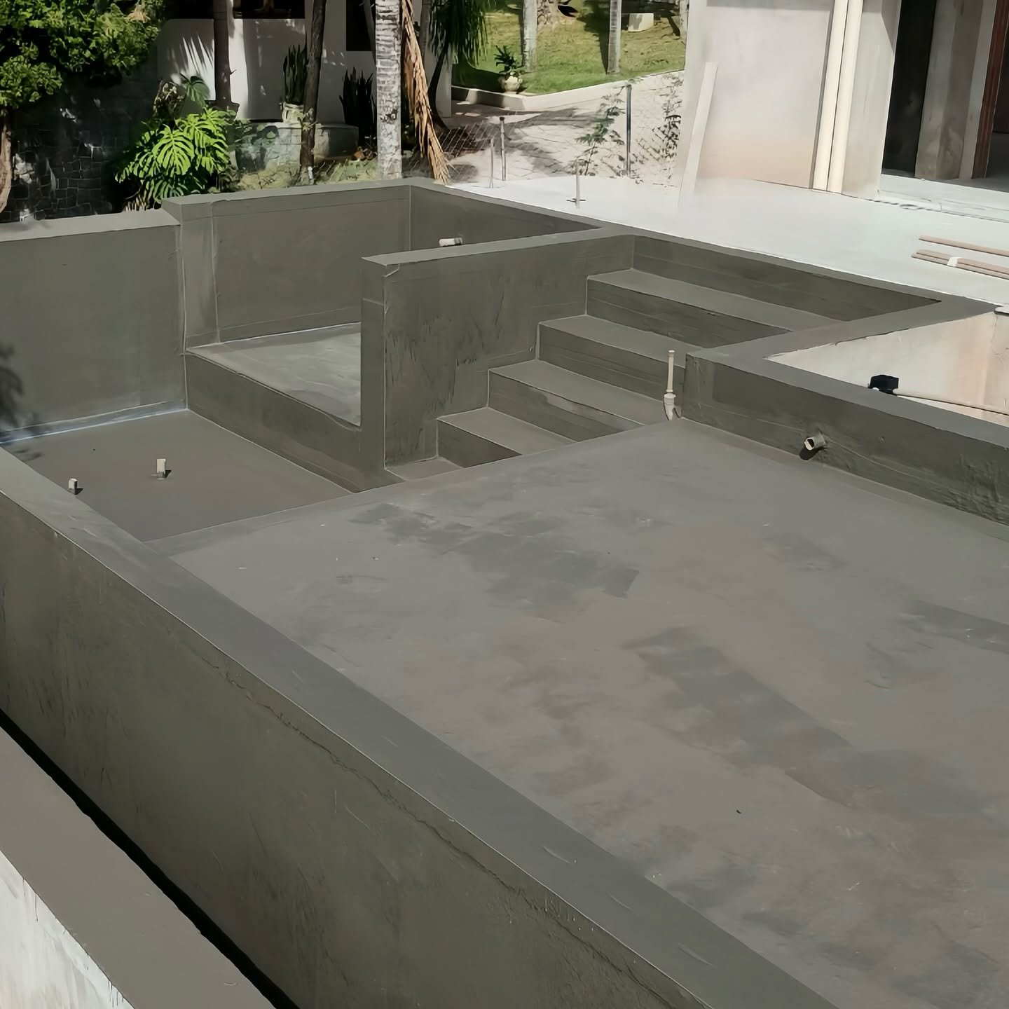 Piscina e área de lazer em execução